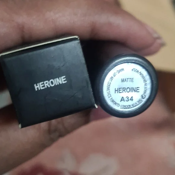 M.A.C Matte Lipstick - Heroine 3g - Picture 2 of 3